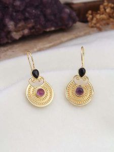 L'Atelier de Gaia Pozłacane kolczyki z ametystami rozmiar: onesize. Czarne kolczyki L'Atelier de Gaia, z ametystem, pozłacane. Za 87,19 zł.