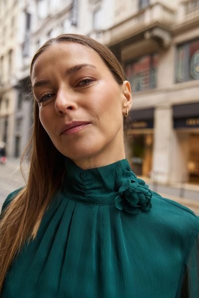 Koszula z kwiatem zielona. Zielone koszule MOODO, bez wzorów, z poliesteru, bez kołnierzyka, bez ramiączek. Za 129,99 zł.