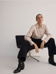 Lniana koszula oversize - wielobarwny. Koszule Reserved, l, bez wzorów, bez kołnierzyka, bez ramiączek. W wyprzedaży za 99,99 zł.