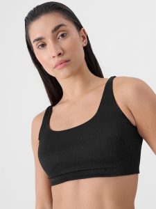 4F Góra od bikini damska - czarna L. Czarne bikini 4f, bez wzorów, z elastanu. W wyprzedaży za 39,99 zł.