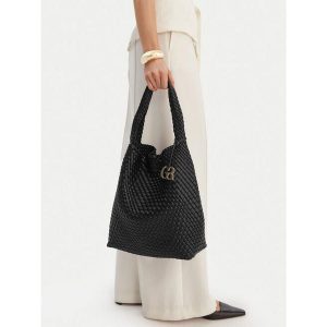 Torebka GINO ROSSI. Czarne torebki klasyczne Gino Rossi, bez wzorów, bez dodatków. Za 299,99 zł.