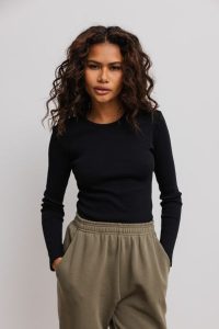 Dopasowany top z długim rękawem w kolorze BLACK - MOODY-S. Czarne topy Marsala, s, bez wzorów, z bawełny, bez kołnierzyka, bez ramiączek. Za 129,90 zł.