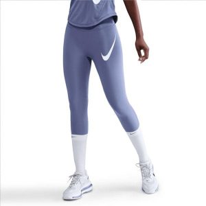 Legginsy Nike Tempo Swoosh dla kobiet 7/8. Fioletowe legginsy Nike, bez wzorów, z materiału. Za 266,85 zł.