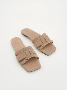 Zamszowe klapki - beżowy. Brązowe klapki Reserved, bez wzorów, z zamszu, bez obcasa. Za 99,99 zł.