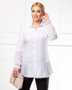Elegancka biała zapinana koszula z falbanką PLUS SIZE XXL. Białe koszule Nasi partnerzy, plus size, bez wzorów, z koronki, bez kołnierzyka, plus size, bez ramiączek. Za 199,90 zł.