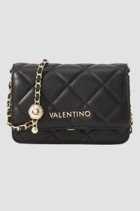VALENTINO Czarna torebka damska Ocarina Flap Bag. Czarne torebki klasyczne Valentino by Mario Valentino, bez wzorów, ze skóry ekologicznej, bez dodatków. W wyprzedaży za 539,99 zł.