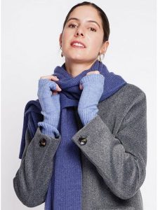 C& Jo Mitenki w kolorze błękitnym rozmiar: onesize. Niebieskie rękawiczki C& Jo, bez wzorów, prążkowane. Za 43,99 zł.