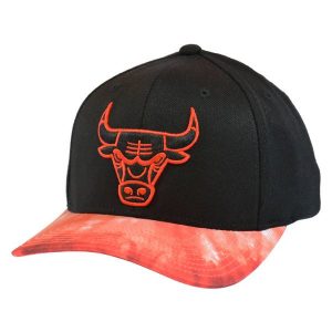 Czapka z daszkiem Mitchell & Ness NBA Classic Chicago Bulls Snapback -CBUBKRD. Czarne czapki MITCHELL & NESS, bez wzorów, sportowe. Za 99,00 zł.