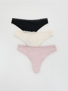 Majtki stringi 3 pack - czarny. Czarne stringi Reserved, bez wzorów. Za 59,99 zł.