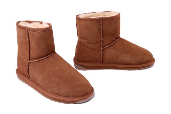 EMU AUSTRALIA W13154 Stinger Mini chestnut, botki damskie. Brązowe botki EMU Australia, na zimę, bez wzorów, ze skóry, bez obcasa, bez zapięcia. Za 599,92 zł.