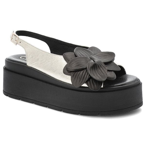 Sandały damskie Chebello, skórzane na gruej platformie z ozdobnym kwiatem i ze sprzączką, złoto-czarne, 4645-046. Żółte sandały CheBello, z aplikacjami, bez obcasa, na platformie, bez zapięcia. Za 319,00 zł.