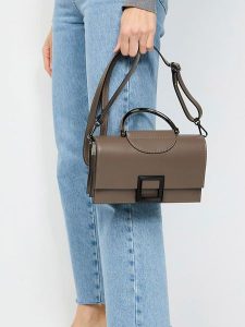 Christian Laurier Skórzana torebka "Milo" w kolorze szarym - 22 x 15 x 8 cm rozmiar: onesize. Szare torebki klasyczne Christian Laurier, bez wzorów, z materiału, przez ramię, bez dodatków. Za 327,10 zł.