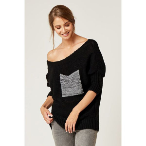 Sweter w kolorze czarnym. Czarne swetry klasyczne marki SCUI, z dekoltem w łódkę. W wyprzedaży za 129,95 zł.