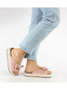 Foreverfolie Klapki w kolorze jasnoróżowym rozmiar: 40. Różowe klapki Foreverfolie, bez wzorów, z otwartym noskiem, bez obcasa. Za 60,88 zł.