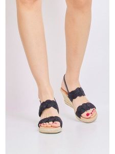 Bellucci Sandały w kolorze czarnym na koturnie rozmiar: 38. Czarne sandały Bellucci, bez wzorów, z otwartym noskiem, bez obcasa, na koturnie, bez zapięcia. Za 100,99 zł.