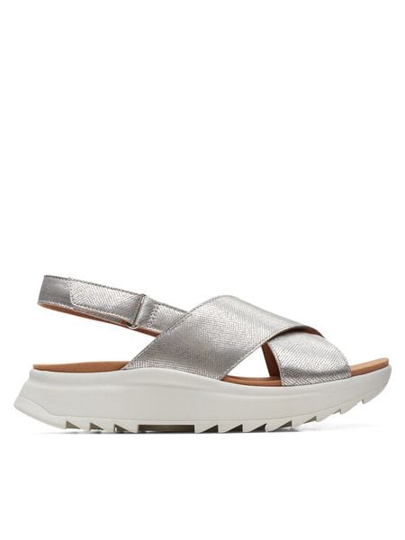 Clarks Sandały DashLite Wish 26171951 Srebrny. Szare sandały Clarks, bez wzorów, ze skóry, bez obcasa, na płaskiej podeszwie, bez zapięcia. Za 399,99 zł.