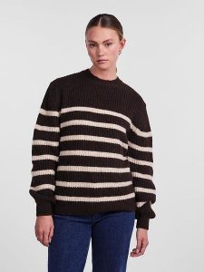 Pieces Sweter w kolorze ciemnobrązowo-beżowym rozmiar: S. Brązowe swetry oversize Pieces, s, bez wzorów, z wełny, bez ramiączek. Za 70,24 zł.