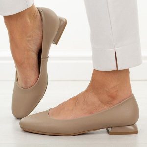 Beżowe skórzane czółenka damskie M.Daszyński Ol51-1. Brązowe czółenka M.Daszyński, bez wzorów, z jeansu, z okrągłym noskiem, bez obcasa, na obcasie, bez zapięcia. Za 219,00 zł.