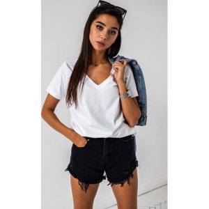 T shirt z dekoltem w kształcie V w kolorze BIAŁYM- V NECK. Białe t-shirty Marsala, s, bez wzorów, z bawełny, bez kołnierzyka, bez ramiączek. Za 69,90 zł.