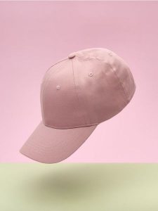 Czapka bejsbolówka - różowy. Czerwone czapki Sinsay, bez wzorów. Za 9,99 zł.