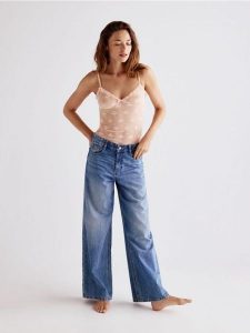 Siateczkowy top - kremowy. Białe body i gorsety Reserved, bez wzorów. Za 59,99 zł.