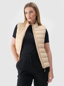 4F Bezrękawnik puchowy pikowany ze stójką damski - beżowy XL. Brązowe kamizelki 4f, xl, bez wzorów, z dzianiny, bez kołnierzyka, bez ramiączek, bez kaptura. W wyprzedaży za 59,99 zł.