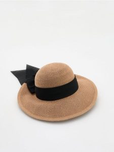 Kapelusz z kokardą - kremowy. Białe kapelusze Reserved, bez wzorów. Za 89,99 zł.