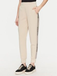 Guess Spodnie dresowe W5RB00 KBYE2 Écru Regular Fit. Spodnie dresowe Guess, s, z aplikacjami, z dresówki. Za 249,99 zł.