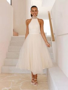 Tazga Sukienka w kolorze białym rozmiar: 40. Białe sukienki Tazga, bez wzorów, z tiulu, bez kołnierzyka, bez ramiączek, maxi, rozkloszowane. Za 96,14 zł.