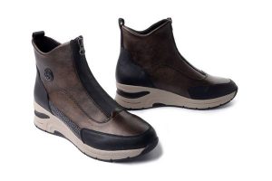 RIEKER N9381-60 brown combination, botki damskie. Brązowe botki Rieker, na zimę, bez wzorów, bez obcasa, na koturnie, bez zapięcia. Za 379,90 zł.