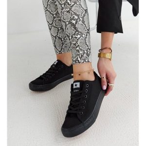 Czarne materiałowe trampki Rocky. Czarne trampki bez wzorów, z jeansu, bez zapięcia. Za 82,48 zł.