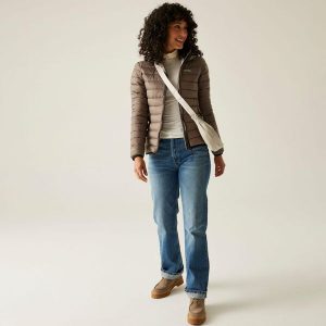 Marizion Damska kurtka turystyczna z przegrodami z kapturem. Brązowe kurtki Regatta, na zimę, bez wzorów, z puchu, z kapturem. Za 199,99 zł.