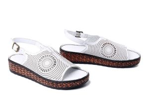 KOCH 030.127.0440.S all white, sandały damskie. Białe sandały KOCH, w ażurowe wzory, z gumy, bez obcasa, bez zapięcia. Za 239,90 zł.