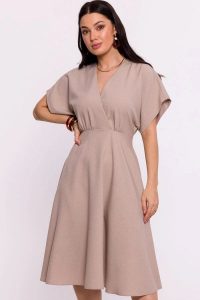 Rozkloszowana sukienka z kopertowym dekoltem beżowa. Brązowe sukienki Bewear, na lato, l, bez wzorów, bez kołnierzyka, bez ramiączek, kopertowe. Za 339,00 zł.
