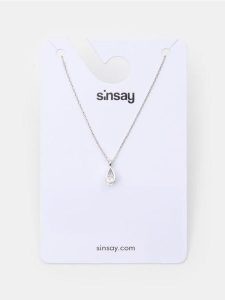 Srebrny naszyjnik z zawieszką w kształcie łezki z cyrkonią - srebrny. Szare naszyjniki Sinsay, z cyrkonią, srebrne. Za 7,99 zł.