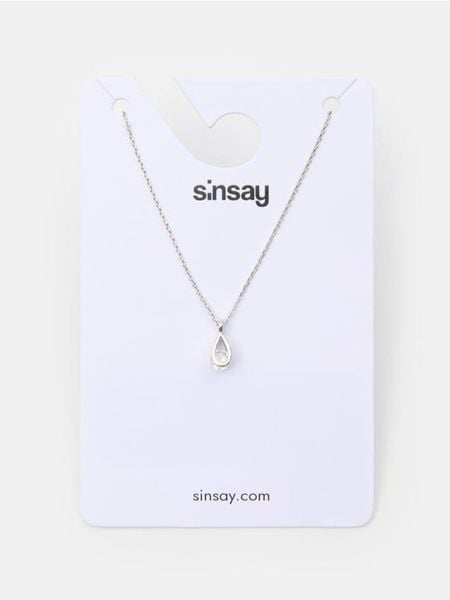 Srebrny naszyjnik z zawieszką w kształcie łezki z cyrkonią - srebrny. Szare naszyjniki Sinsay, z cyrkonią, srebrne. Za 7,99 zł.