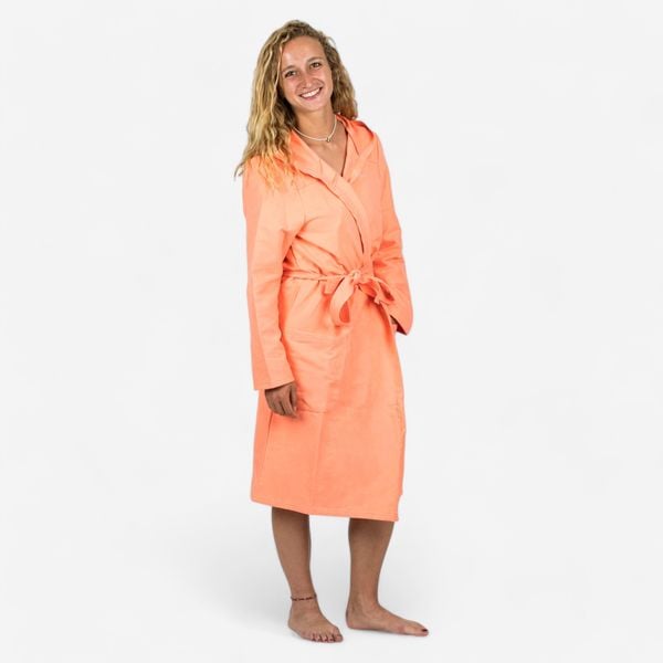 Szlafrok na basen damski Nabaiji Compact z mikrofibry. Brązowe szlafroki DECATHLON, s, bez wzorów, z materiału, z kapturem. W wyprzedaży za 69,99 zł.