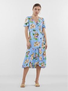 YAS Sukienka codzienna 26029672 Niebieski Regular Fit. Niebieskie kombinezony YAS, l, bez wzorów, z wiskozy, bez kołnierzyka, bez ramiączek. Za 449,99 zł.