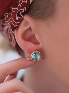 L'Atelier de Gaia Pozłacane kolczyki-wkrętki z labradorytami rozmiar: onesize. Czarne kolczyki L'Atelier de Gaia, z labradorytem, pozłacane. Za 96,60 zł.