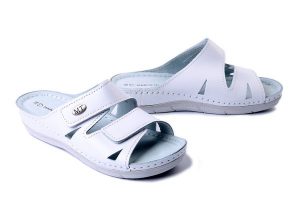 MARCO TOZZI 2-27512-42 113 white nappa, klapki damskie. Białe klapki Marco Tozzi, bez wzorów, ze skóry, bez obcasa, na koturnie. Za 125,93 zł.