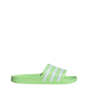 Klapki adilette Aqua. Białe klapki ADIDAS, bez wzorów, bez obcasa. W wyprzedaży za 87,20 zł.