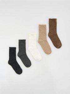 Bezuciskowe skarpetki 5 pack - złamana biel. Skarpetki Reserved, bez wzorów. Za 49,99 zł.