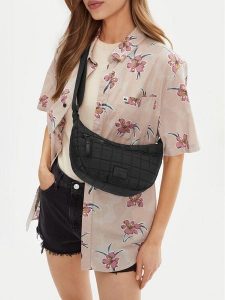 Roxy Torebka CWBEO-ROXY-M-004-07 Czarny. Czarne listonoszki Roxy, bez wzorów, z materiału, bez dodatków. Za 99,99 zł.