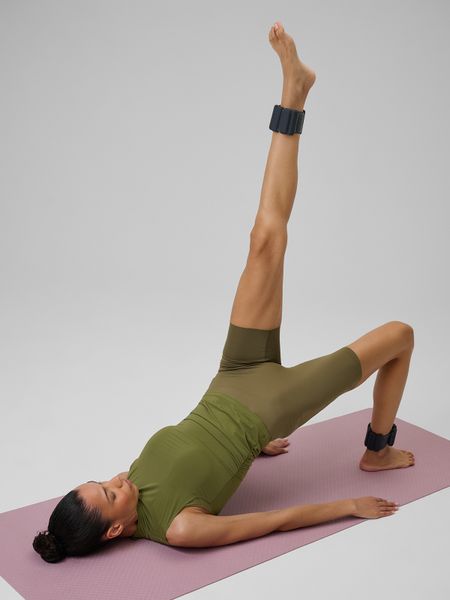 4F Top do jogi slim szybkoschnący damski - oliwkowy S. Brązowe topy 4f, s, bez wzorów, z włókna, klasyczne, bez kołnierzyka, bez ramiączek. Za 99,99 zł.