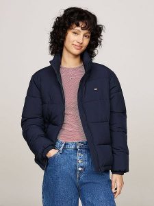 TOMMY JEANS Kurtka zimowa w kolorze granatowym rozmiar: S. Niebieskie kurtki Tommy Jeans, na zimę, s, bez wzorów, z jeansu, bez kaptura. Za 421,67 zł.