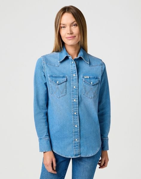 WRANGLER DAMSKA KOSZULA JEANSOWA WRANGLER WESTERN SHIRT SOFT EARTH 112362327. Koszule Wrangler, xs, bez wzorów, z jeansu, bez kołnierzyka, bez ramiączek. Za 179,99 zł.