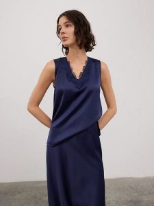 BGN Top w kolorze granatowym rozmiar: 36. Niebieskie topy BGN, bez wzorów, bez kołnierzyka, bez ramiączek. Za 74,28 zł.