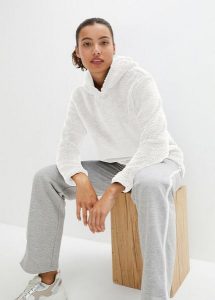 Miękka długa bluza z polaru, oversized. Czarne bluzy bonprix, bez wzorów, z polaru, bez kaptura. Za 109,99 zł.