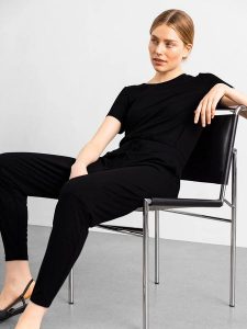 Les Lunes Kombinezon "Lana" w kolorze czarnym rozmiar: XS. Czarne kombinezony Les Lunes, s, bez wzorów, z wiskozy, klasyczne, bez kołnierzyka, bez ramiączek. Za 217,99 zł.