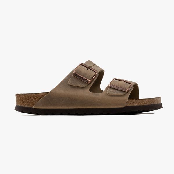 Klapki damskie Birkenstock Arizona (552813). Brązowe klapki Birkenstock, bez wzorów, bez obcasa. Za 479,99 zł.